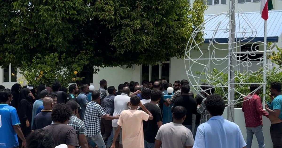 ފުނަދޫ ރައްޔިތުން ނުކުތީ "ސިހުރުވެރިޔާ ހަވަރަށް ދޭން", ކޮންޓްރޯލު ކުރަން ފުލުހުން ޕެޕާ ސްޕްރޭ ޖަހައިފި