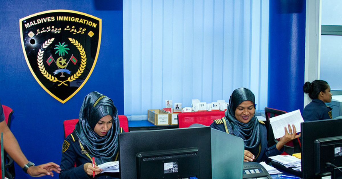 ޗުއްޓީއަށް އިމިގްރޭޝަނަށް ބާރުބޮޑުވެއްޖެ؛ ހަފްތާއެއް ތެރޭ 2500 އަށްވުރެ ގިނަ ޕާސްޕޯޓު