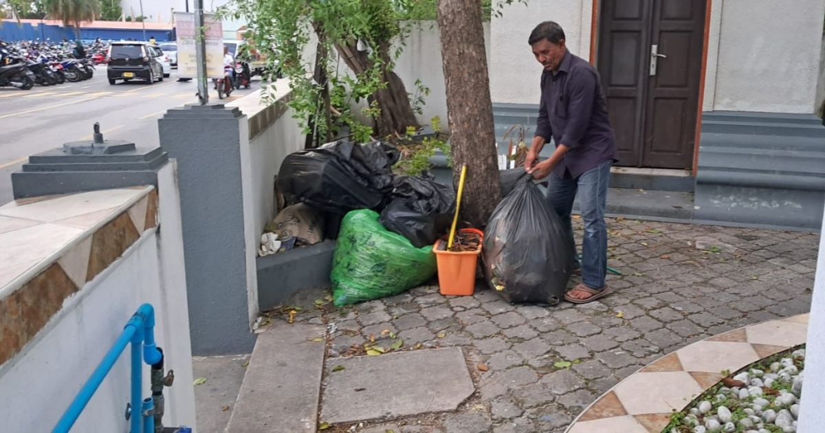 މާލެ ސަރަޙައްދުގެ މިސްކިތްތައް ސާފުކުރަން ދިވެހިންނަށް، މުސާރަ 12000