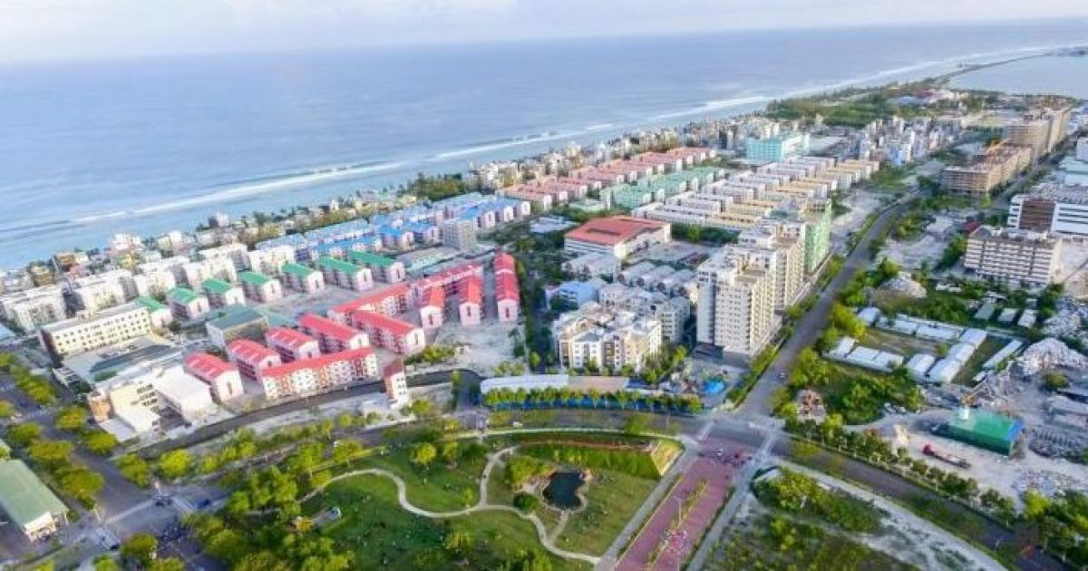 ބިދޭސީއެއް ދިވެއްސަކަށް ތޫނު އެއްޗަކުން ހަމާލާދީ ޒަހަމްކޮށްލައިފި