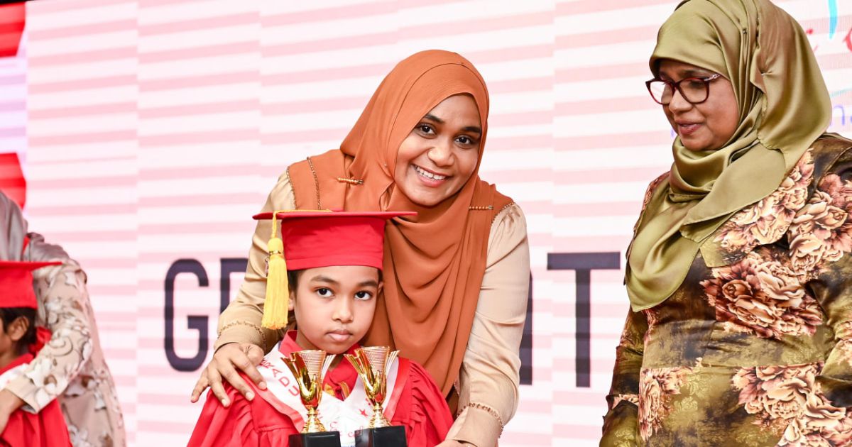 ފަސްޓް ލޭޑީ ސާޖިދާ، އެކްސެލް އިންޓަނޭޝަނަލް ސްކޫލުގެ ދަސްވެނިވުން ޖަލްސާ ޝަރަފުވެރިކޮށްދެއްވައި ދަރިވަރުންނަށް ޓްރޮފީ ހަވާލުކޮށްދެއްވައިފި