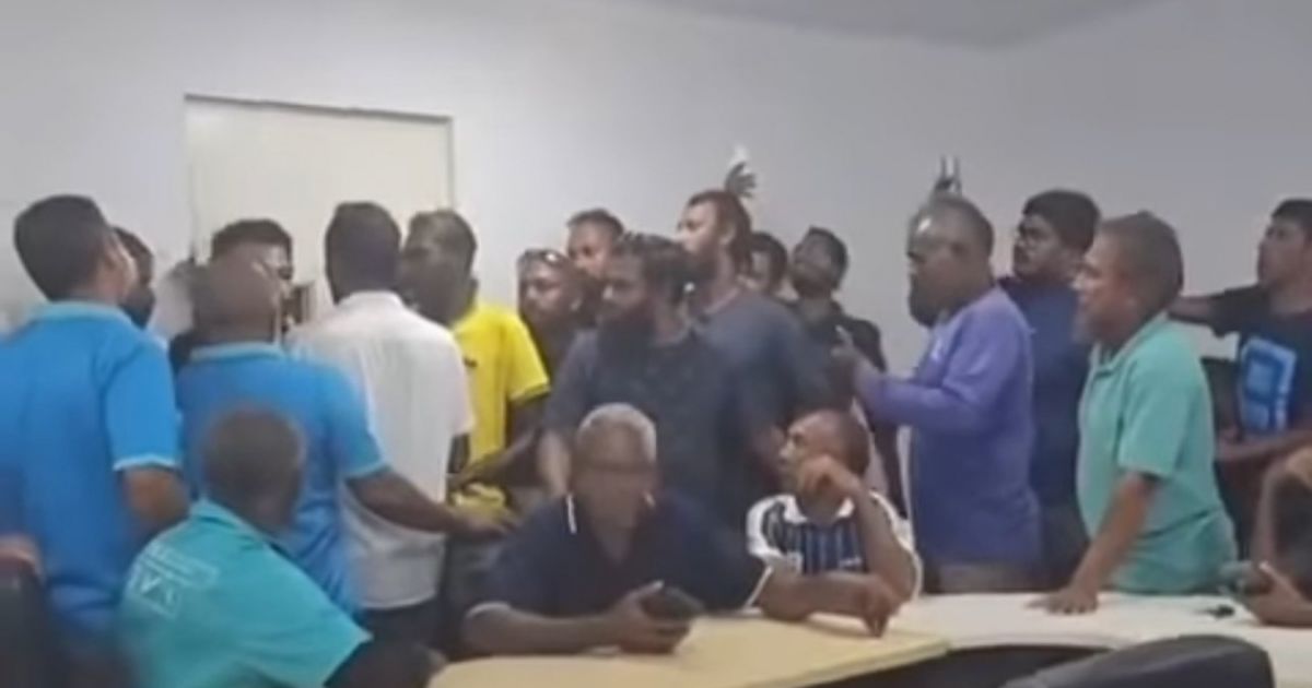 ދަނޑު ބިމުގެ މައްސަލައިގައި ތޮއްޑޫ ކައުންސިލް އިދާރާގައި މުޒާހަރާ ކުރަނީ