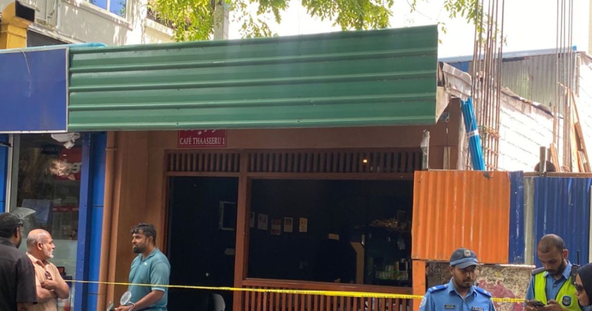 ކެފޭއެއްގައި ބިދޭސީއެއްގެ ގަޔަށް ވަޅި ޖަހައިފި