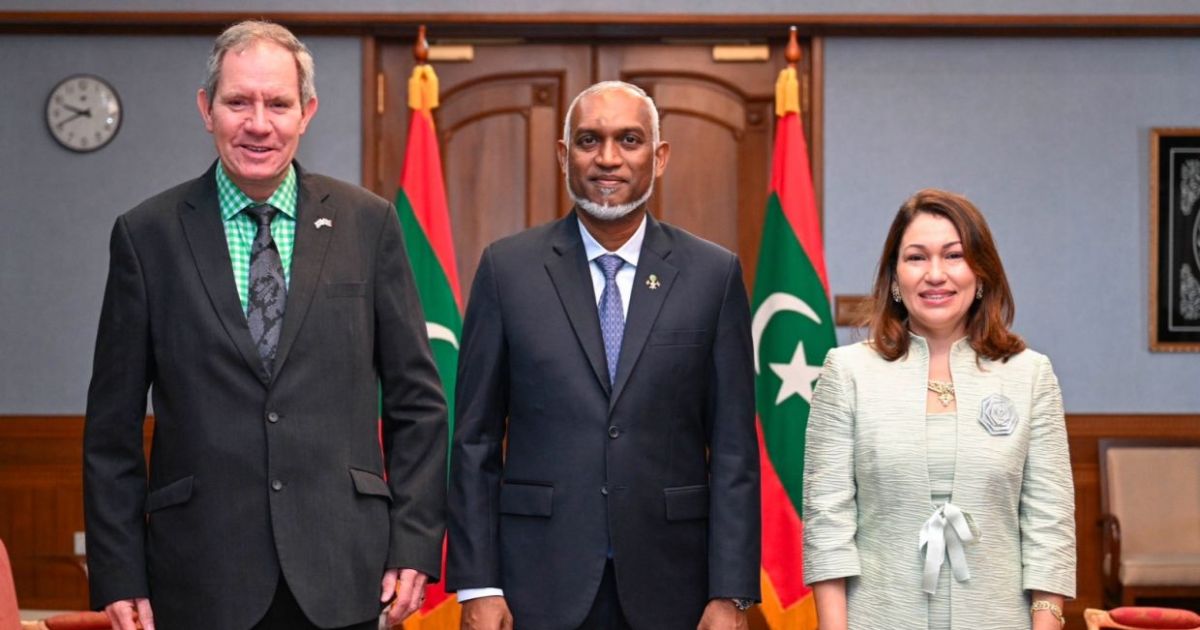 އިނގިރޭސި އާ ސަފީރުގެ ފަތްކޮޅު ރައީސުލްޖުމްހޫރިއްޔާއަށް އަރުވައިފި